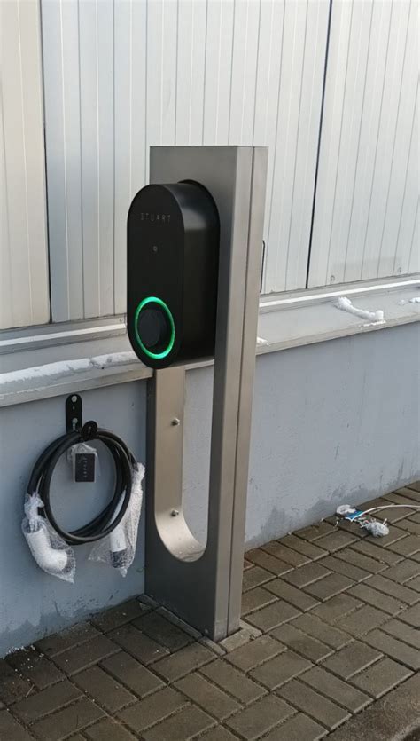Sieninė įkrovimo stotelė automobilių stovėjimo aikštelėje
