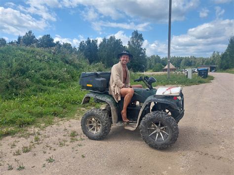 Teminis foto: motociklininkas keliauja atviru keliu saulėlydžio fone, simbolizuojantis laisvę