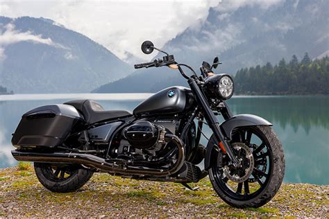 Kolekcija BMW Heritage motociklų (R 18 Roctane, R 12, R 12 nineT, R 18, R 18 B, R 18 Transcontinental, R 18 Classic) stovinčių elegantiškoje aplinkoje