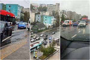 BMW motoroleris važiuojantis per judrią miesto gatvę, pabrėžiant patogumą