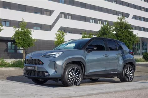 Toyota Yaris ir Yaris Cross modelių palyginimas arba abu modeliai viename kadre