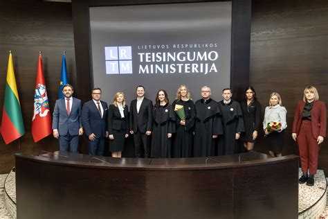 Teismo salės iliustracija, simbolizuojanti teisingumo sistemą