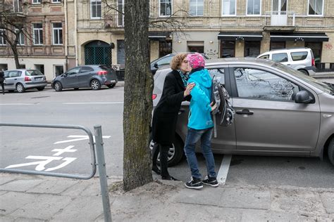 Tėvai išlaipina vaikus prie mokyklos „Kiss and Ride“ zonoje