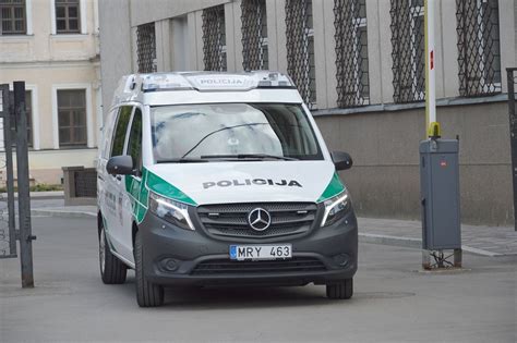 Policijos automobiliai ir įvykio vietos tyrimas kelyje tamsiu paros metu