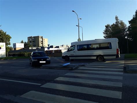 Draudžiamoji vieta gatvėje su pėsčiųjų perėjimo ženklu tolumoje