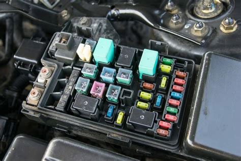 automobilio saugiklių dėžutės schema ir vizualus jų išdėstymo pavyzdys