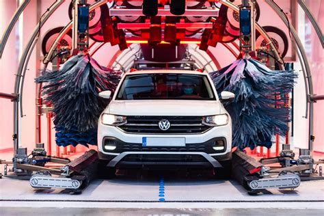 Automatinės automobilių plovyklos iliustracija