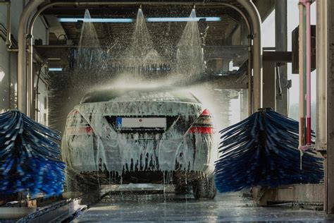 Automobilių plovimo procesas automatinėje plovykloje