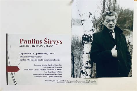 Tematinė nuotrauka: senyvo amžiaus asmuo prie vairo su princu Filipu susijusiu tekstu