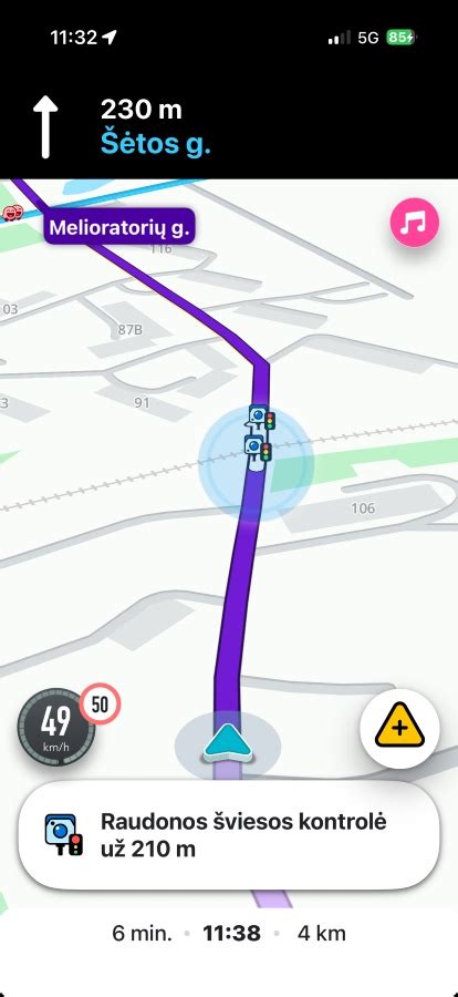 Sunkvežimio vairuotojas, naudojantis navigacijos programėlę