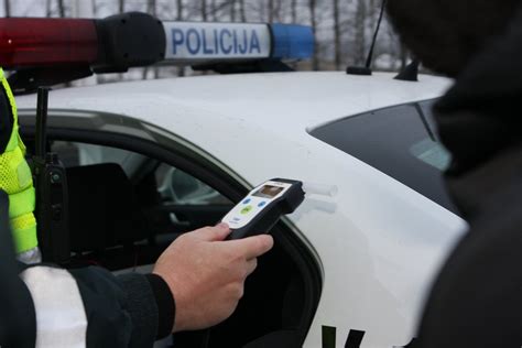 Policijos automobilio sustabdytas girtas vairuotojas, alkotesteris rodo didelius promilių skaičius