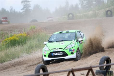 Lenktynininkų automobilis „Ford Fiesta R2“ ralio trasoje