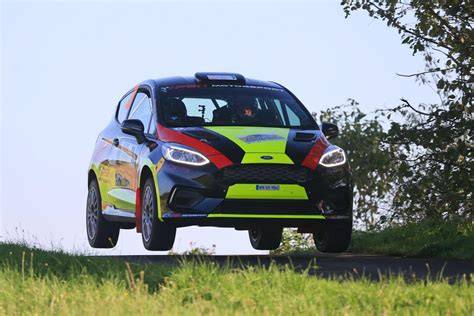 „Ford Fiesta Rally4“ lenktyninis automobilis posūkyje