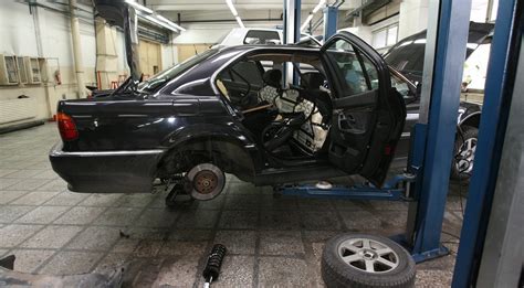 Teminė nuotrauka: autoserviso pastatas arba remontuojamas automobilis