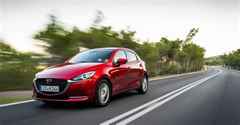Mazda 6 važiuojančio automobilio dinamiškas kadras
