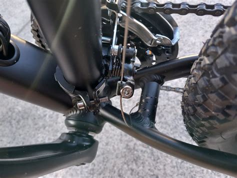 Nuotrauka, vaizduojanti tipinę išorinę dviračio pavarų sistemą su priekinėmis ir galinėmis žvaigždėmis bei perjungėjais.