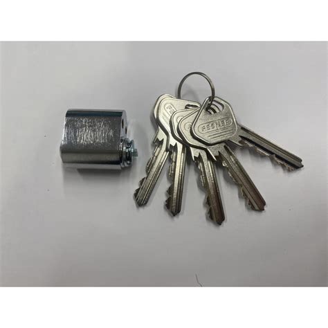 raktai automobilyje, užtrenktos durys