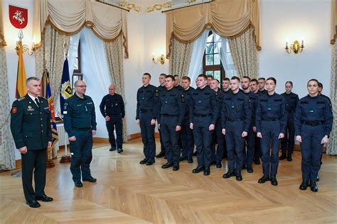 L. Baniulytės abiturientės nuotrauka arba jaunų policijos pareigūnų priesaikos ceremonija