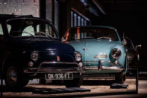 Automobilių muziejaus fasadas su ekspozicijos rodyklėmis