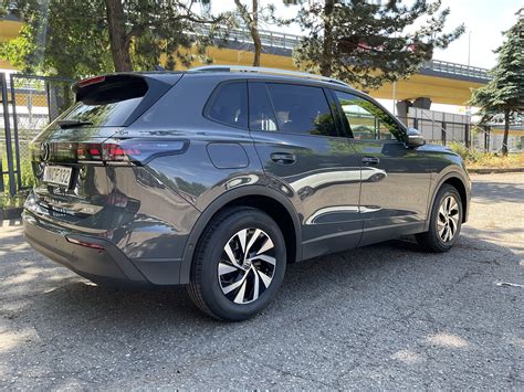 Automobilio su įmontuotais slenksčiais šoninis vaizdas