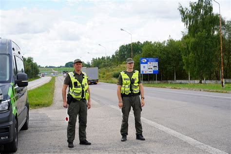 Visureigio su tvirtais apsauginiais slenksčiais iliustracija