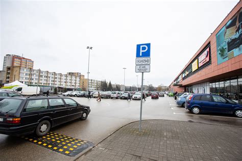 Prekybos centro automobilių stovėjimo aikštelė su žymėtomis užtvertomis vietomis