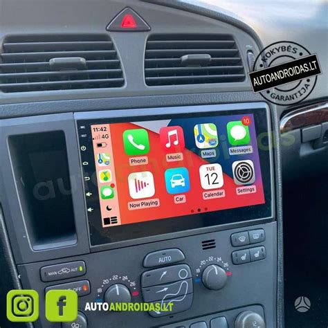 Volvo V70 salono interjeras su navigacijos ekranu