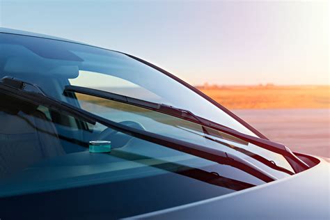 Tematinė nuotrauka: vairuotojo vaizdas pro priekinį automobilio stiklą