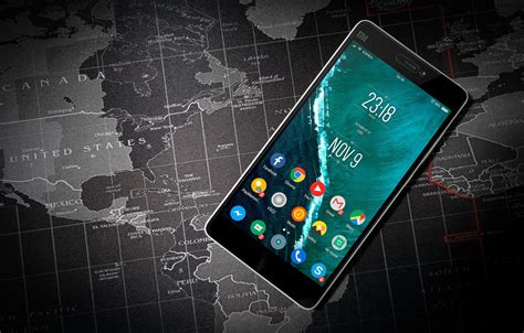 Tematinė nuotrauka: žmogus, naudojantis išmanųjį telefoną su navigacijos programa