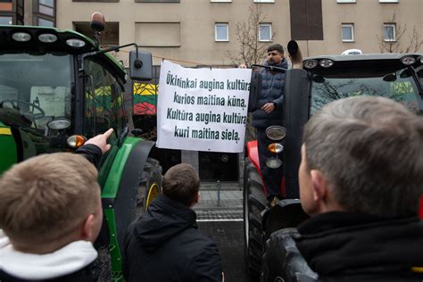 Tematinė nuotrauka su įvairių tipų traktoriais ir savaeigėmis mašinomis