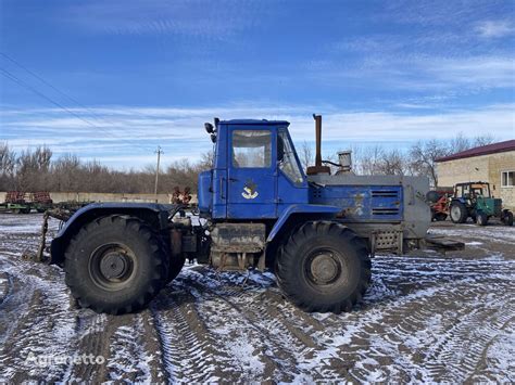 T-150 traktoriaus nuotrauka darbe