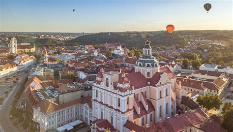 nuotrauka, vaizduojanti oro balionus virš Vilniaus senamiesčio